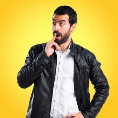 Renkli arka plan üzerinde yakışıklı adam