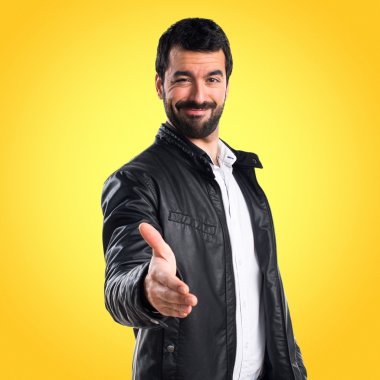 Renkli arka plan üzerinde yakışıklı adam