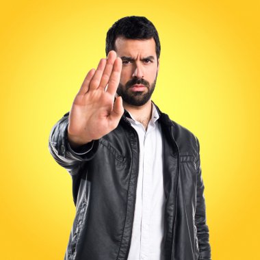 Renkli arka plan üzerinde yakışıklı adam