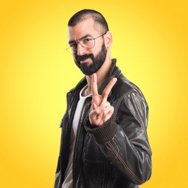 Renkli arka plan üzerinde yakışıklı adam