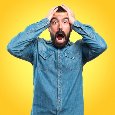 Renkli arka plan üzerinde yakışıklı adam