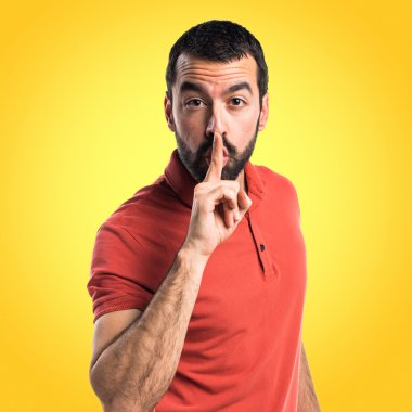 Renkli arka plan üzerinde yakışıklı adam