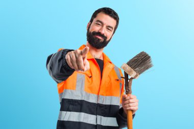 Renkli arka plan üzerinde yakışıklı adam