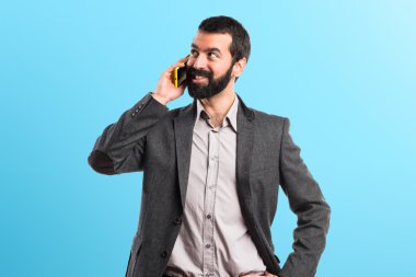 Renkli arka plan üzerinde yakışıklı adam