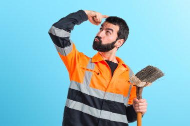 Renkli arka plan üzerinde yakışıklı adam