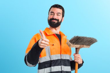 Renkli arka plan üzerinde yakışıklı adam