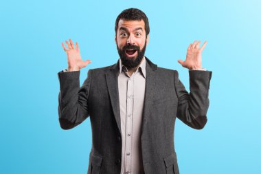 Renkli arka plan üzerinde yakışıklı adam