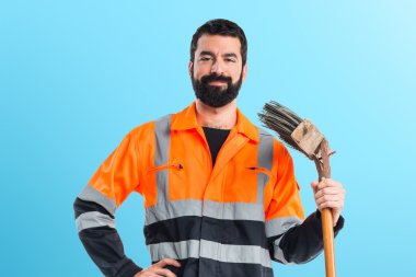 Renkli arka plan üzerinde yakışıklı adam