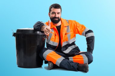 Renkli arka plan üzerinde yakışıklı adam