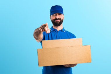 Renkli arka plan üzerinde yakışıklı adam