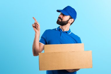 Renkli arka plan üzerinde yakışıklı adam