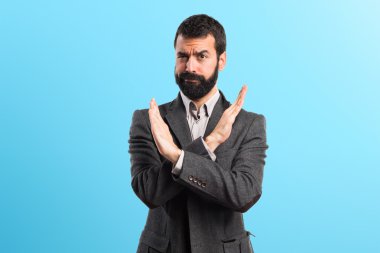 Renkli arka plan üzerinde yakışıklı adam