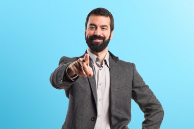 Renkli arka plan üzerinde yakışıklı adam