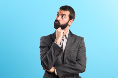 Renkli arka plan üzerinde yakışıklı adam