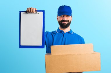 Renkli arka plan üzerinde yakışıklı adam