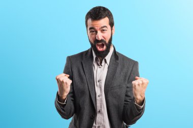 Renkli arka plan üzerinde yakışıklı adam