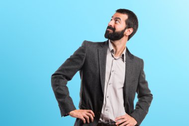 Renkli arka plan üzerinde yakışıklı adam