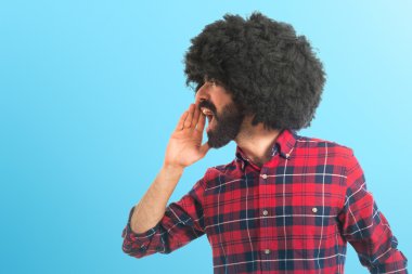 Afro adam beyaz arka plan üzerinde bağırarak 