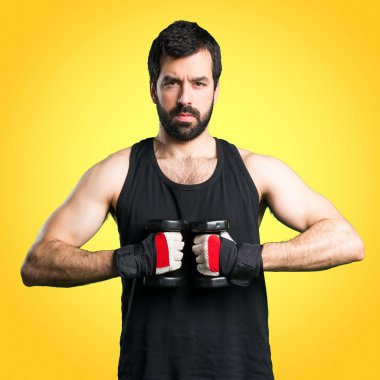 Renkli arka plan üzerinde yakışıklı adam