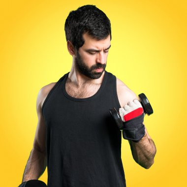 Renkli arka plan üzerinde yakışıklı adam