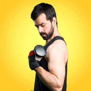 Renkli arka plan üzerinde yakışıklı adam