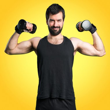 Renkli arka plan üzerinde yakışıklı adam