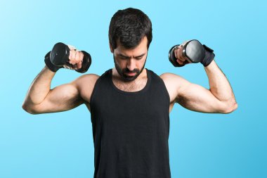 Renkli arka plan üzerinde yakışıklı adam