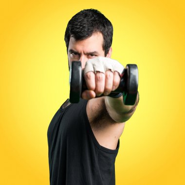 Renkli arka plan üzerinde yakışıklı adam