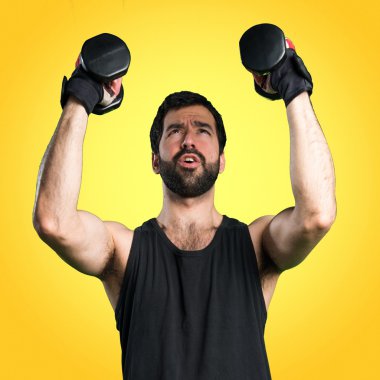 Renkli arka plan üzerinde yakışıklı adam