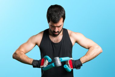 Renkli arka plan üzerinde yakışıklı adam