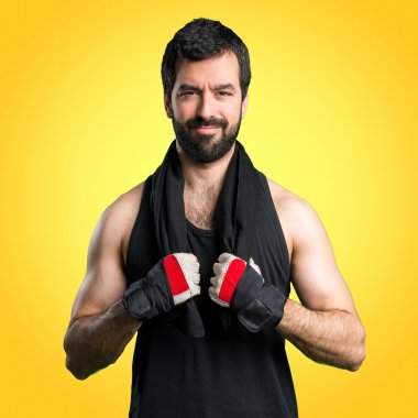 Renkli arka plan üzerinde yakışıklı adam