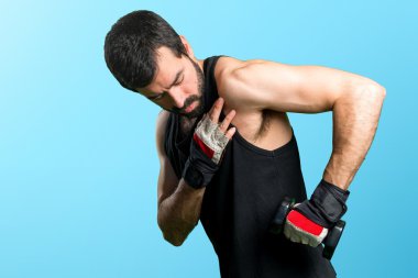 Renkli arka plan üzerinde yakışıklı adam