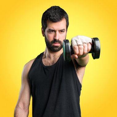 Renkli arka plan üzerinde yakışıklı adam