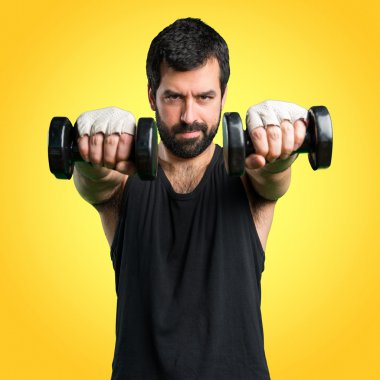 Renkli arka plan üzerinde yakışıklı adam