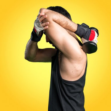 Renkli arka plan üzerinde yakışıklı adam