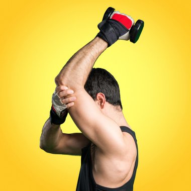 Renkli arka plan üzerinde yakışıklı adam