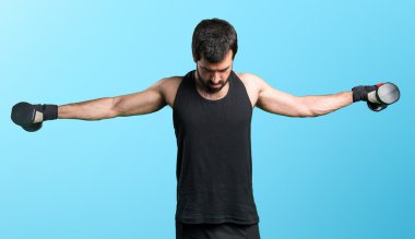 Renkli arka plan üzerinde yakışıklı adam