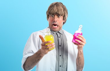 Test tüpleri tutan sürpriz bilim adamı