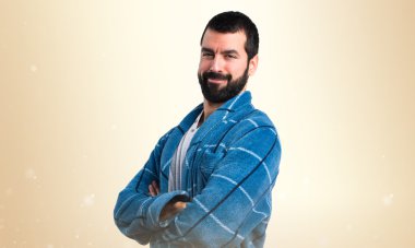 Erkekte sabahlık kollarını ile geçti