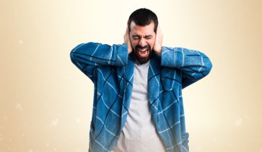 Sabahlık kulakları kapsayan erkekte