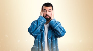 Sabahlık kulakları kapsayan erkekte