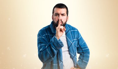 Erkekte sabahlık sessizlik jest yapma