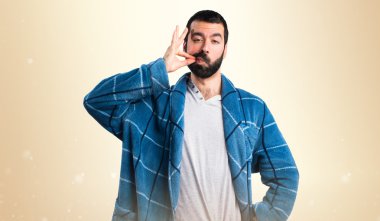 Erkekte sabahlık sessizlik jest yapma