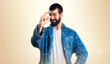 Sabahlık küçük işareti yapıyor adam