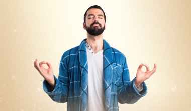 Sabahlık zen pozisyonda erkekte