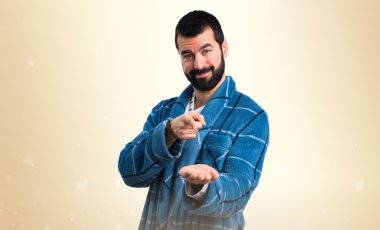 Sabahlık bir şey tutan adam