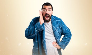 Sabahlık sürpriz jest yapıyor adam