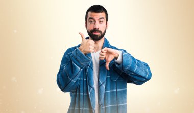 İyi-kötü işaret yapma sabahlık erkekte