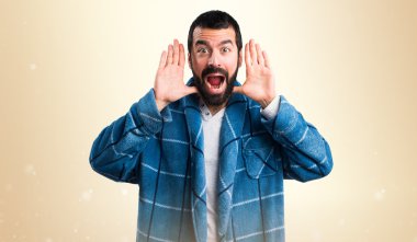 Sabahlık sürpriz jest yapıyor adam