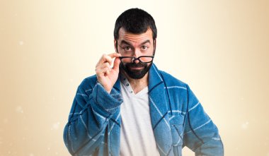 Adam bir şey gösterilen sabahlık